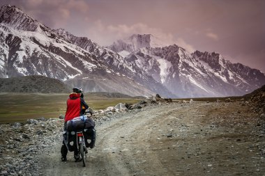 Shandur geçmek için Bisiklete binme