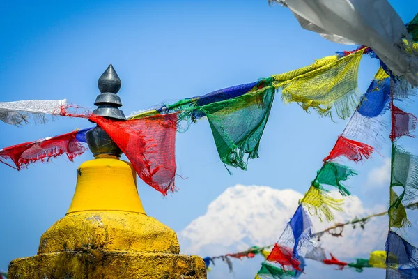 Annapurna und Fahnen — Stockfoto