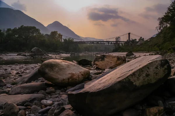 Pont dans les montagnes népalaises — Photo