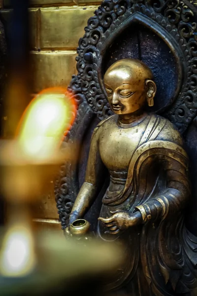 Statuetta in ottone in un tempio — Foto Stock