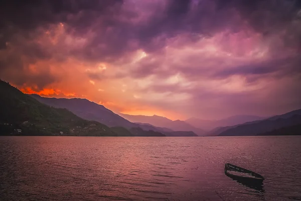 Barca affondata su un lago — Foto Stock