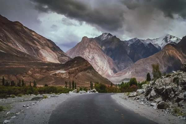 Camino de la montaña a Chitral — Foto de Stock