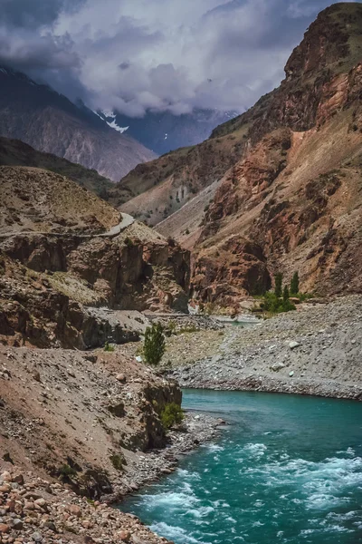 Ποταμός Gilgit και δρόμο παραπάνω — Φωτογραφία Αρχείου