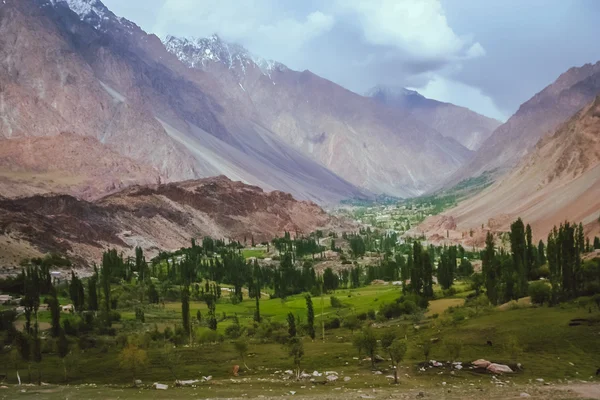 Valle de la montaña en Karakorum — Foto de Stock