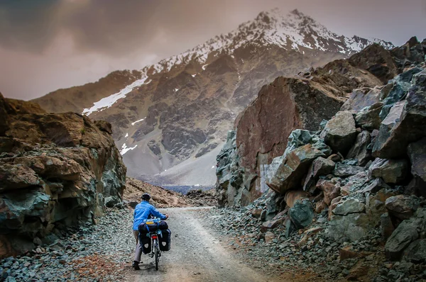 Mit dem Fahrrad zum Pass — Stockfoto