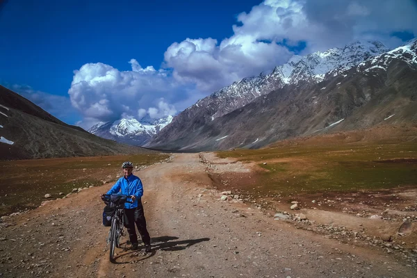 Cykling till Shandur Pass — Stockfoto