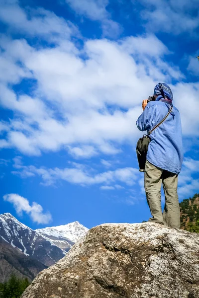 Trekker Admirando la vista — Foto de Stock