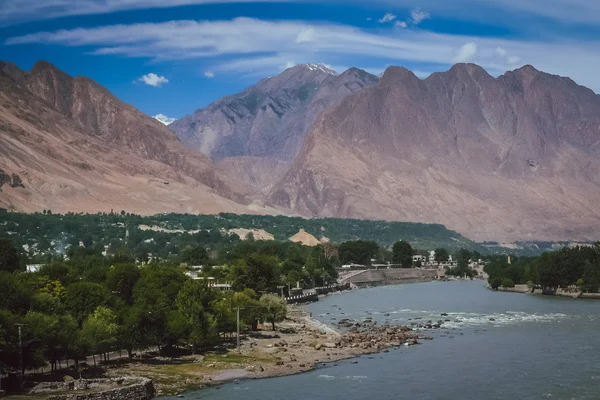 Ciudad Gilgit junto al río Gilgit — Foto de Stock
