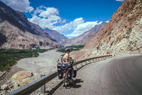 A Karakorum autópályához kerékpározás — Stock Fotó