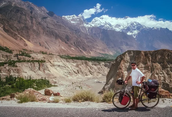 Cyklist på Karakorum Highway — Stockfoto