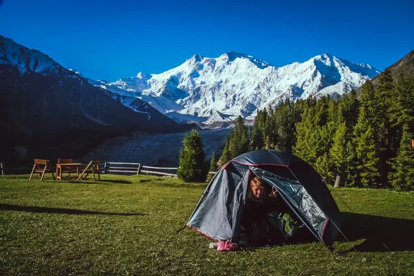 Палатка с видом — стоковое фото