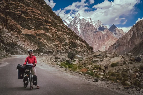 Ciclismo en la autopista Karakorum — Foto de Stock
