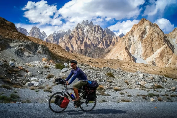 Ciclista en la autopista Karakorum — Foto de Stock