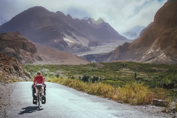 Cyclisme sur la Karakorum Highway — Photo
