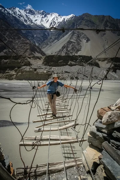 Atravessando a ponte — Fotografia de Stock