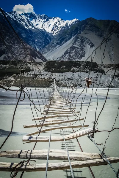 Köprü üzerinde Hunza Nehri — Stok fotoğraf