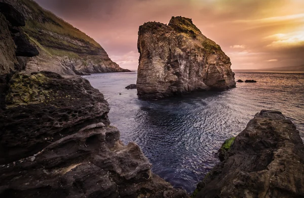 Roca gigante en el mar — Foto de Stock