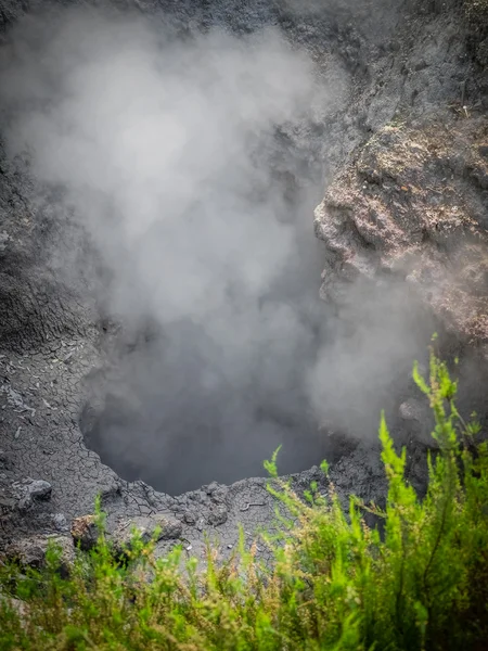 Fumarole di mobili e sorgenti termali — Foto Stock