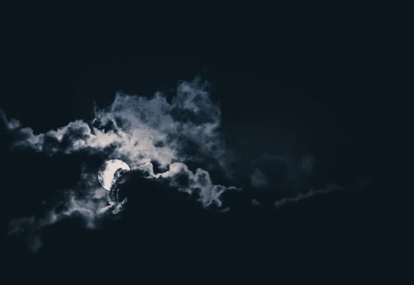 Dramatiskt månlandskap på natten — Stockfoto