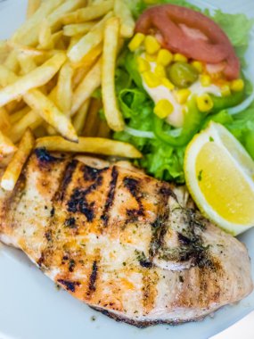 ızgara tavuk göğsü yemek