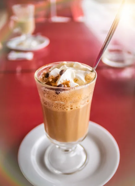 Café con leche con crema batida y cinanmon —  Fotos de Stock