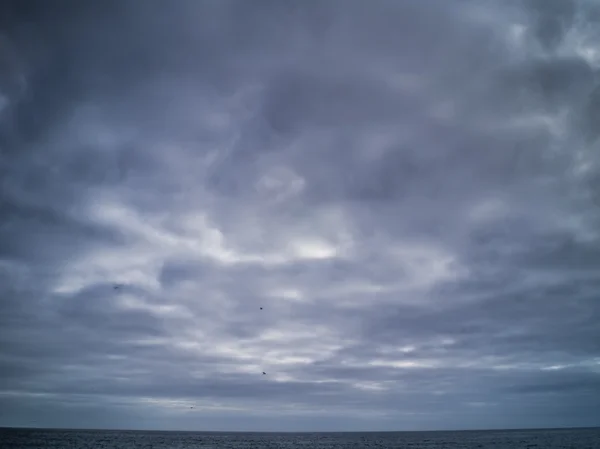 Deszczowe chmury nad oceanem — Zdjęcie stockowe