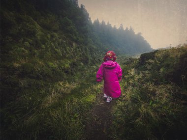 Kız bir dağ izinde