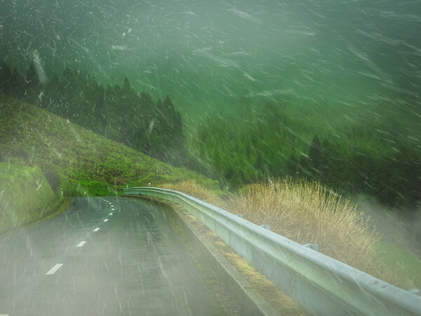 Снег на горной дороге
