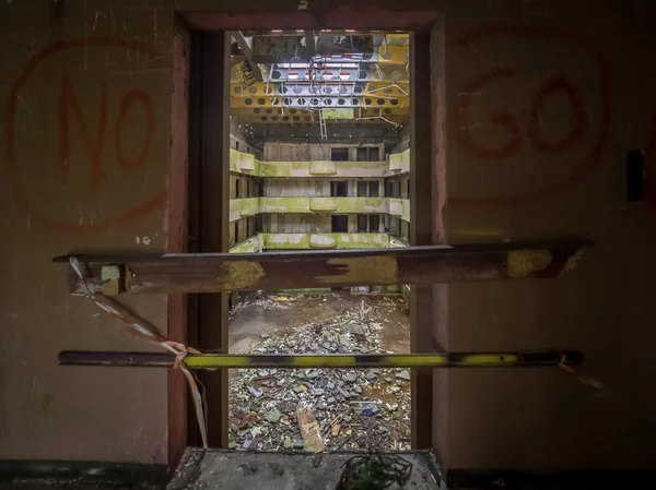 Innenraum eines zerstörten Hotels — Stockfoto