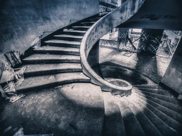 Escaleras dentro del hotel en ruinas — Foto de Stock