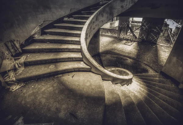 Spiralne schody wewnątrz opuszczonych hotel — Zdjęcie stockowe