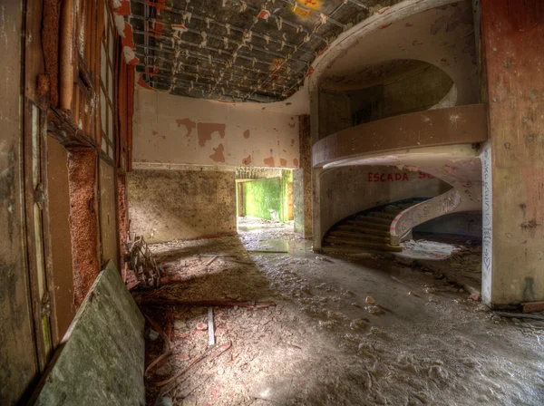 Hotel abandonado e arruinado — Fotografia de Stock