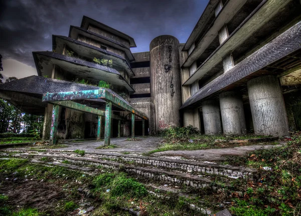 Hotel abandonado e arruinado — Fotografia de Stock