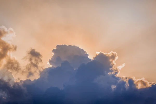 Napsugarak és a viharos felhők — Stock Fotó