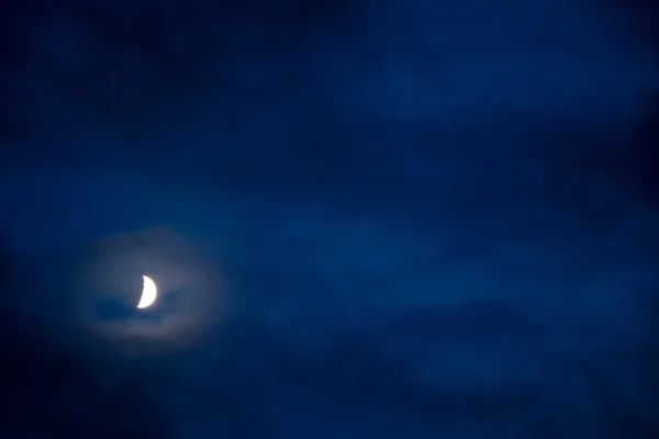 Half Moon em um céu noturno escuro — Fotografia de Stock