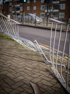 Hasarlı çelik korkuluk 