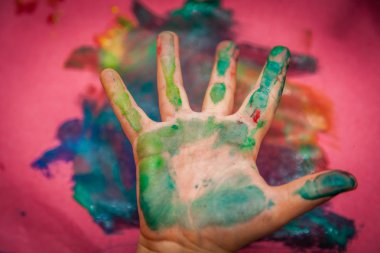 Renkli boyalı el