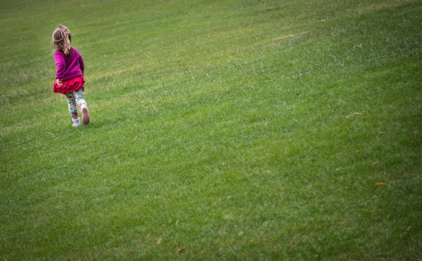 Fille courir sur l'herbe — Photo