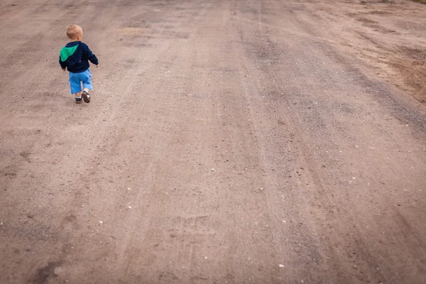Маленький хлопчик на самотній прогулянці — стокове фото