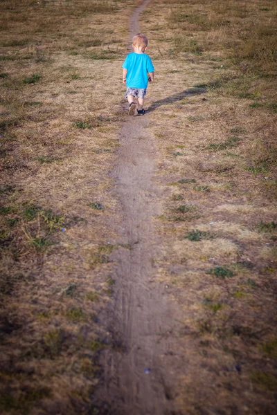 Kleiner Junge auf einsamem Spaziergang — Stockfoto