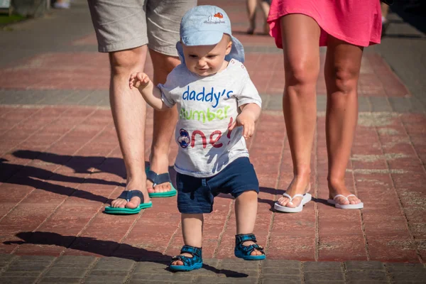 Sétáló kisfiú — Stock Fotó