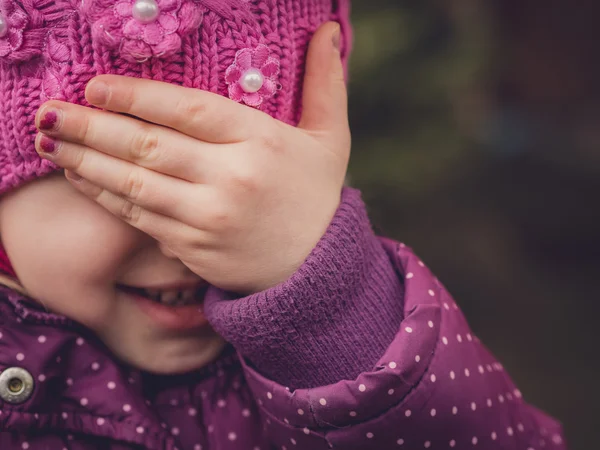 Fille couvrant ses yeux — Photo