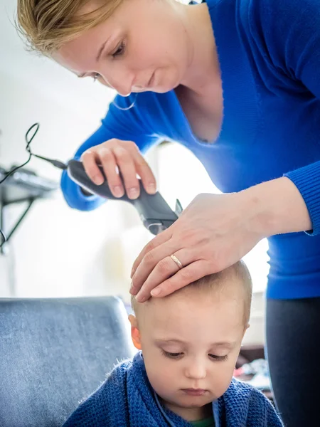 Haarschnitt für kleine Jungen — Stockfoto