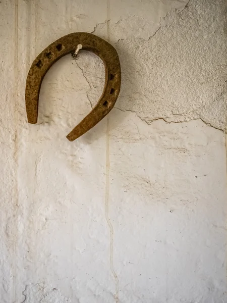 Ferro di cavallo fortunato sul muro della fattoria — Foto Stock