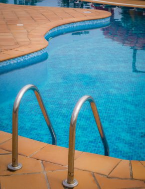 yüzme havuzu merdiveni
