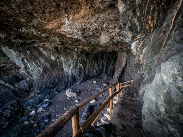 Чорного вулканічного печера — стокове фото