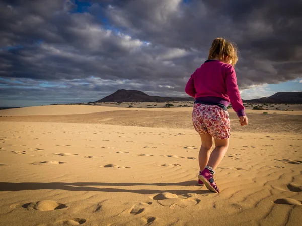 Séta a homokdűnék kislány — Stock Fotó