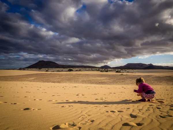 Menina em uma dunas — Fotografia de Stock