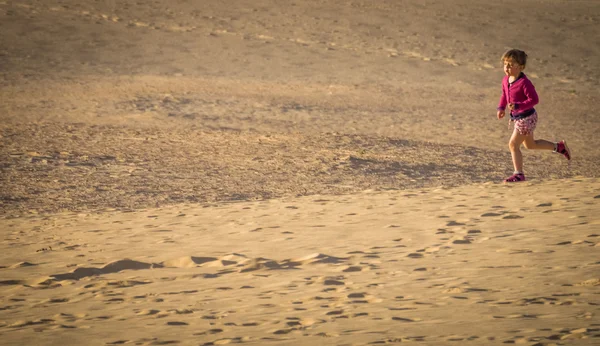 Kislány fut le a homokdűnék — Stock Fotó