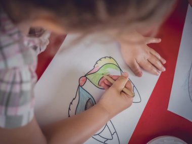 küçük kız boyama